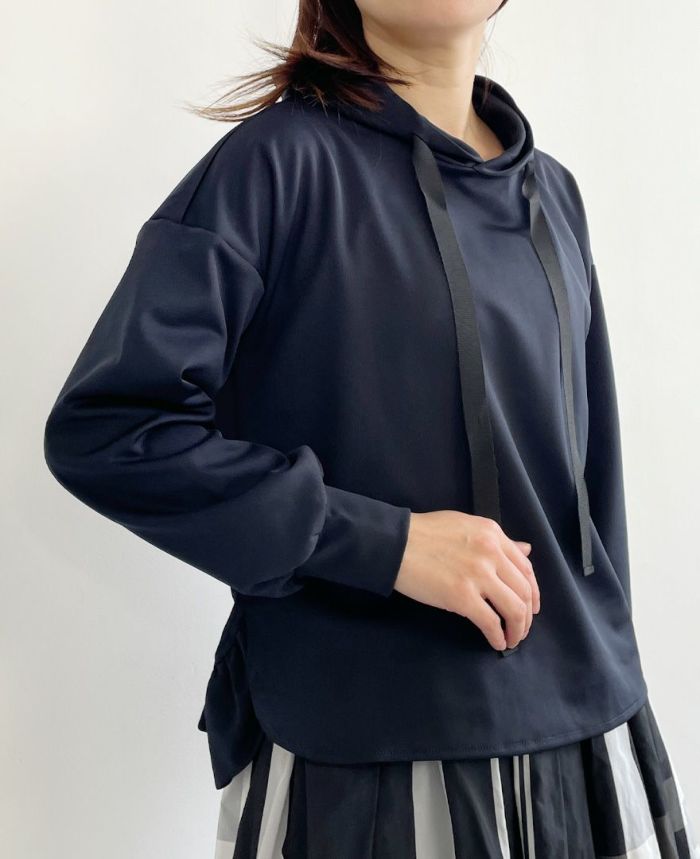 TRECODE（トレコード）のヘムフリルフードプルオーバー、大人女子にぴったりなネイビーカラー。