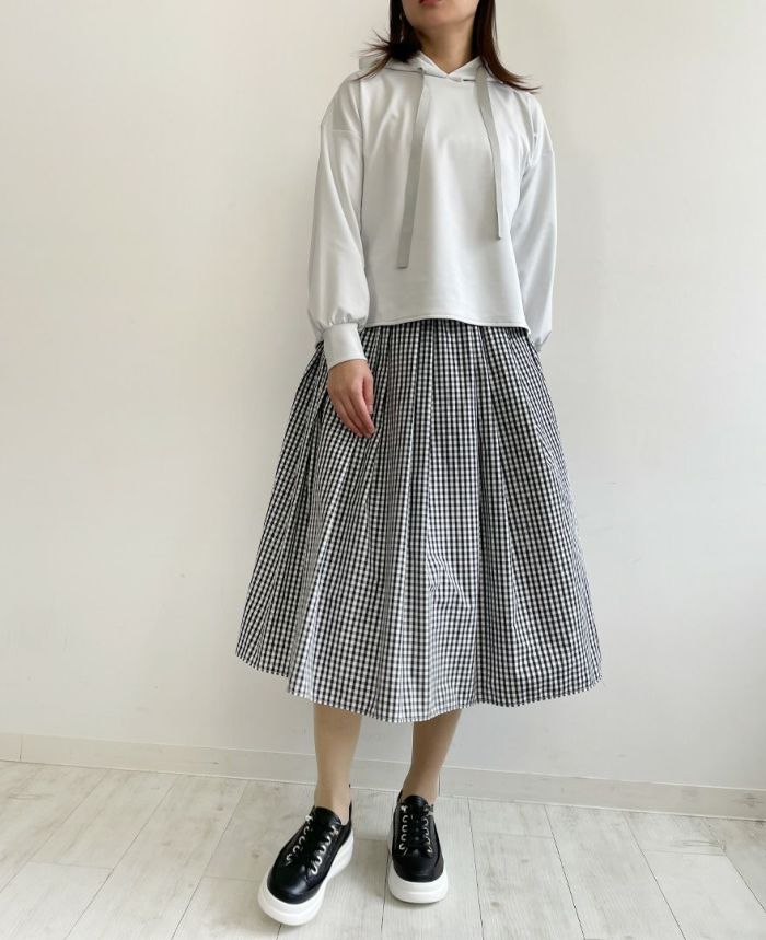 TRECODE（トレコード）のヘムフリルフードプルオーバー、神戸・山の手スカートを合わせたスタイリング。