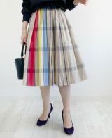 見える角度で表情が変わるバリエーションチェックスカート