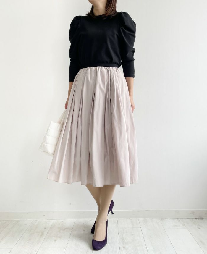 トレコード(TRECODE)パワーショルダーカットソー、神戸・山の手スカートを合わせたきれいめスタイル。