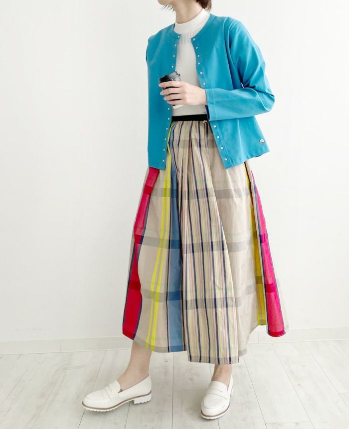程よくくすんでいるブルーにカラフルな神戸・山の手スカートを合わせた春のお出かけコーデ