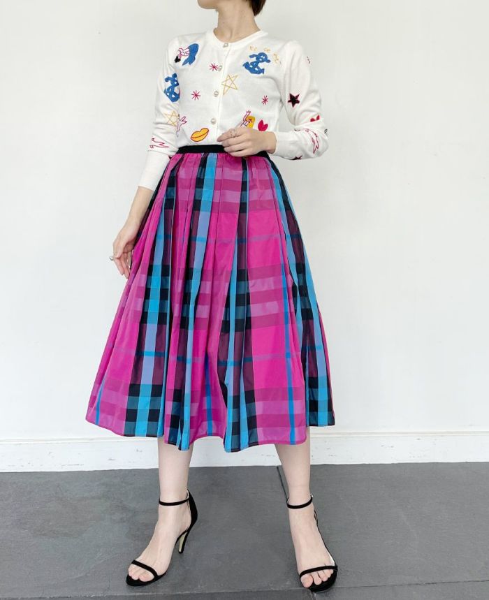 カラフルな刺繍デザインニットに華やかな配色のスカートを合わせた上品さを兼ね備えた大人カワイイスカートコーデの完成。