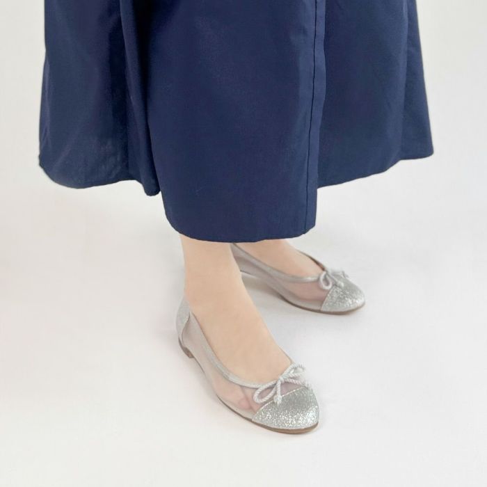 華やかなシルバーグリッターのメッシュバレエはモノトーンコーディネートのアクセントにぴったり。