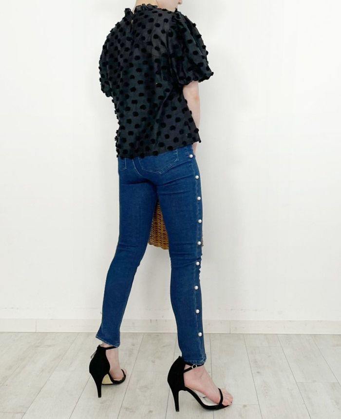 S・Mサイズ展開になっており、Mサイズの方がお尻回りに余裕があるデザインとなっているTRECODEのサイドパールデニム