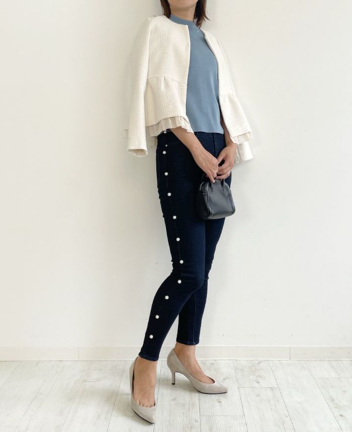 動いていくうちに身体にフィットしてくれるストレッチ性を備えたスキニーデニムはキレイめに仕上げるのがおすすめ