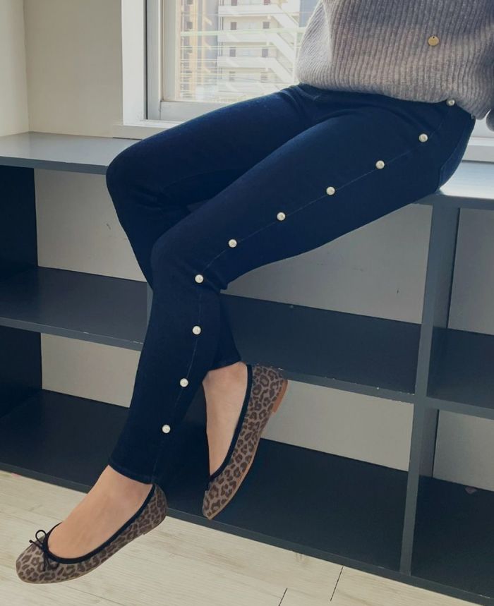 程よい大きさのパールがカジュアルなスキニーデニムに女性らしさをプラスしれくれます