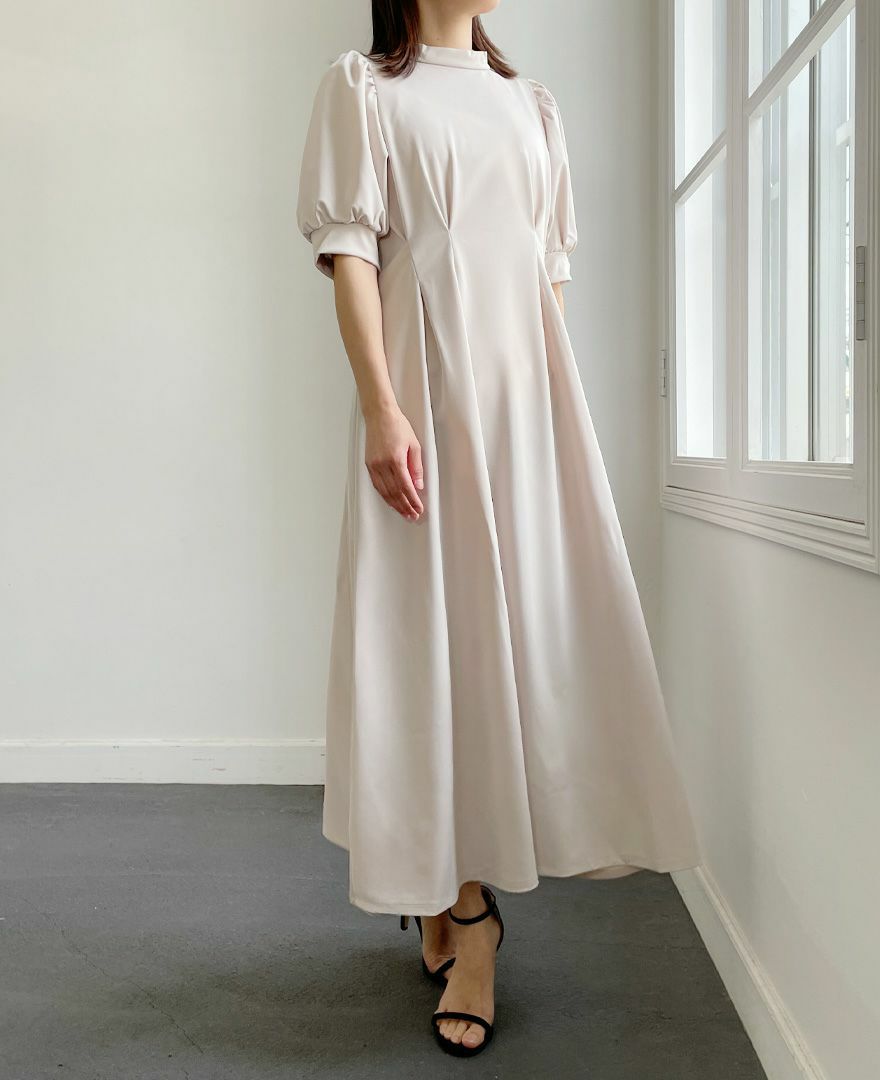 お袖がぽわんとしたパフスリーブが女性らしさをプラスしてくれる大人上品なパフスリーブワンピースがTRECODEに登場