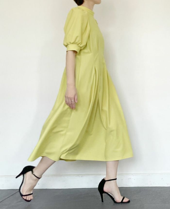 バストラインしたにタックを入れることでウエストラインがきゅっとして、すっきりとした仕上がりになります♪