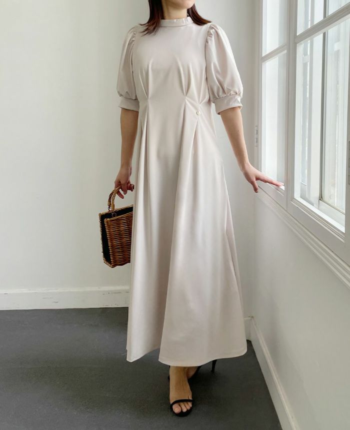 バストライン下からAライン状に広がるデザインとなっているので、身体のラインを拾いすぎずすっきりと見せてくれるTRECODEのパフスリーブワンピース