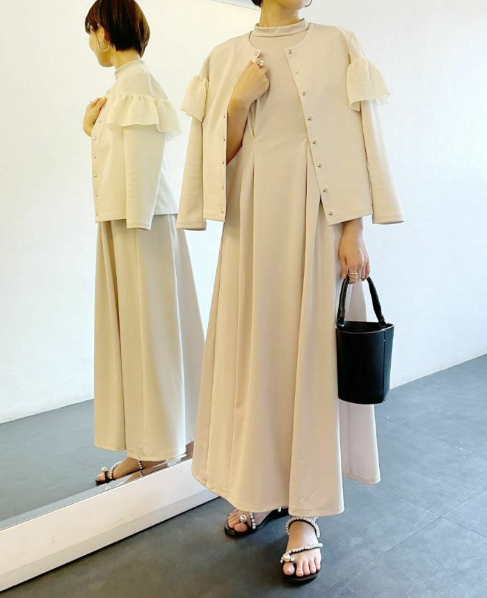 身長162cmのスタッフがミモレ丈を着用して膝下当たりまでくるTRECODEのパフスリーブワンピース