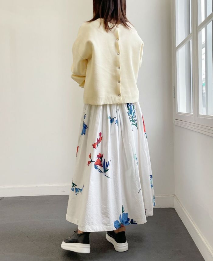 真っ白ベースのフレアスカートに赤や青などの大きなお花柄がプリントされたTRECODEのフレアスカート