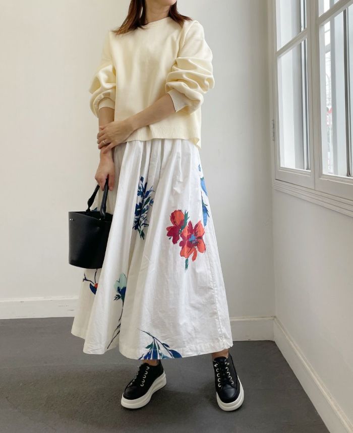 真っ白ベースのフレアスカートに赤や青などの大きなお花柄がプリントされたTRECODEのフレアスカート