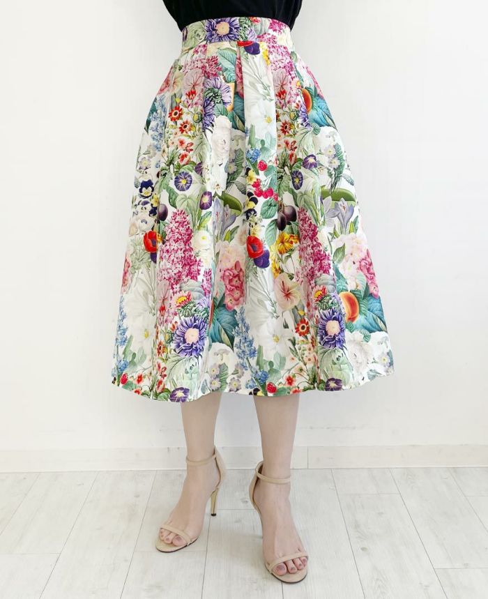 花柄と果物と華やかに配色されたタックフレアスカート