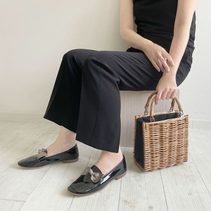 シンプルにモノトーンでまとめたスタイルにカゴバックとリボンがポイントのエナメルローファーを合わせた大人カジュアルコーディネート。