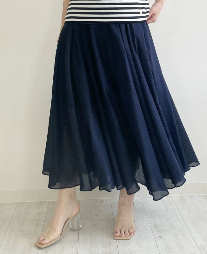 濃紺なネイビーは馴染みやすくコーデに取り入れやすいスカート。