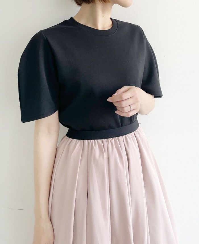神戸・山の手スカートのライトピンクに黒のシンプルTシャツをINした上品コーデ。