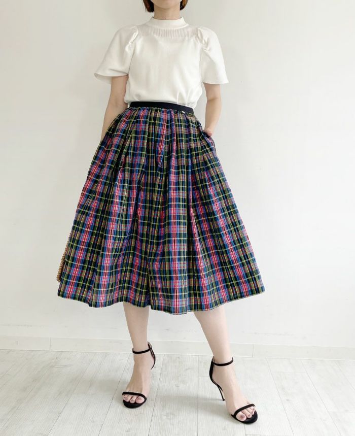 凸凹感が特徴で細かいタータンのようなチェック柄のスカートで、シンプルなトップスと合わせてお洒落コーデに仕上がる神戸・山の手チェック柄スカートビビット