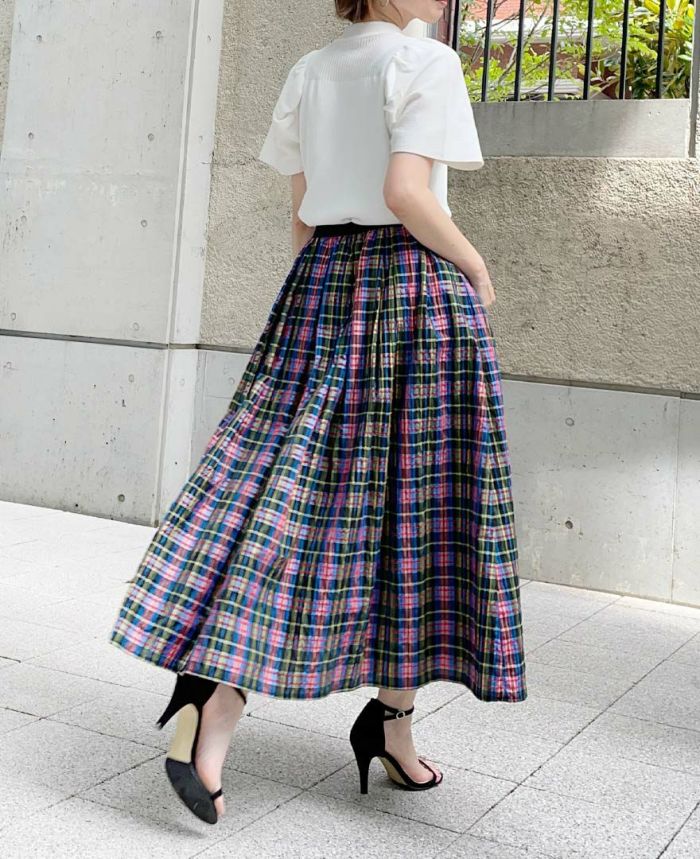 ホワイトのシンプルなトップスとも相性抜群なTRECODE（トレコード）の神戸・山の手チェック柄スカート。