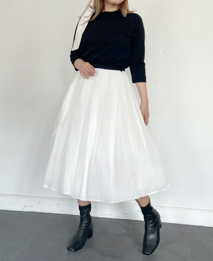 白のチュールスカートと合わせ、肩にはリボンブローチも付けて華やかなコーディネートに。