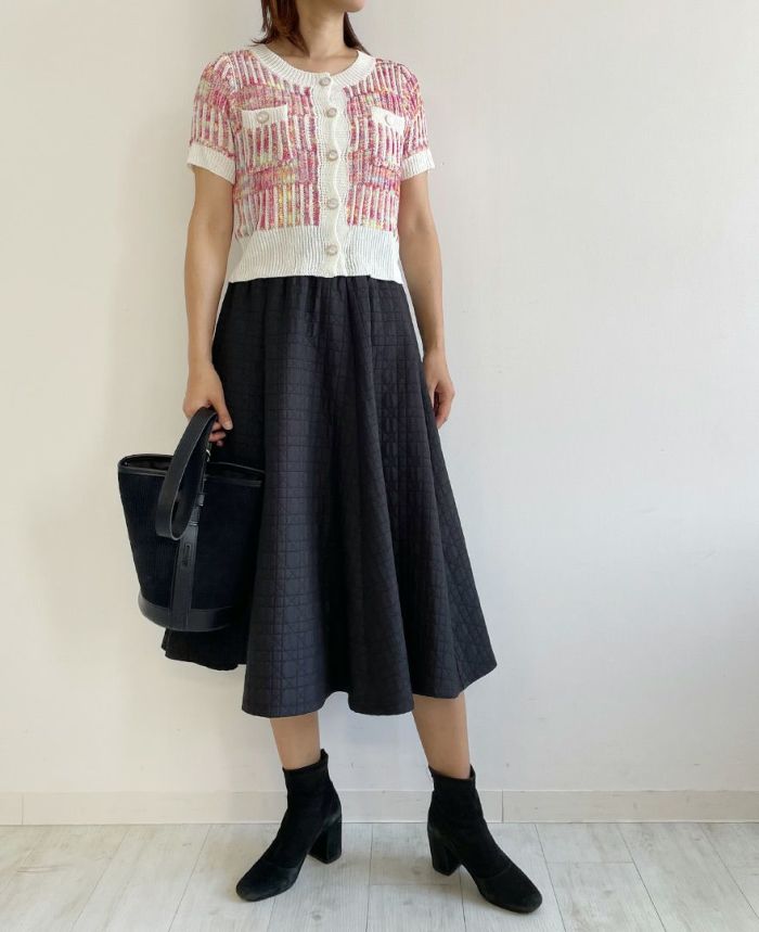 TRECODE（トレコード）の神戸・山の手スカートのブラックのスカートと合わせて大人フェミニンなコーディネートに。