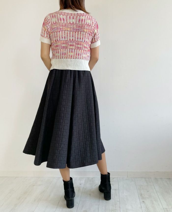 TRECODE（トレコード）の神戸・山の手スカートのブラックのスカートと合わせて大人フェミニンなコーディネートに。