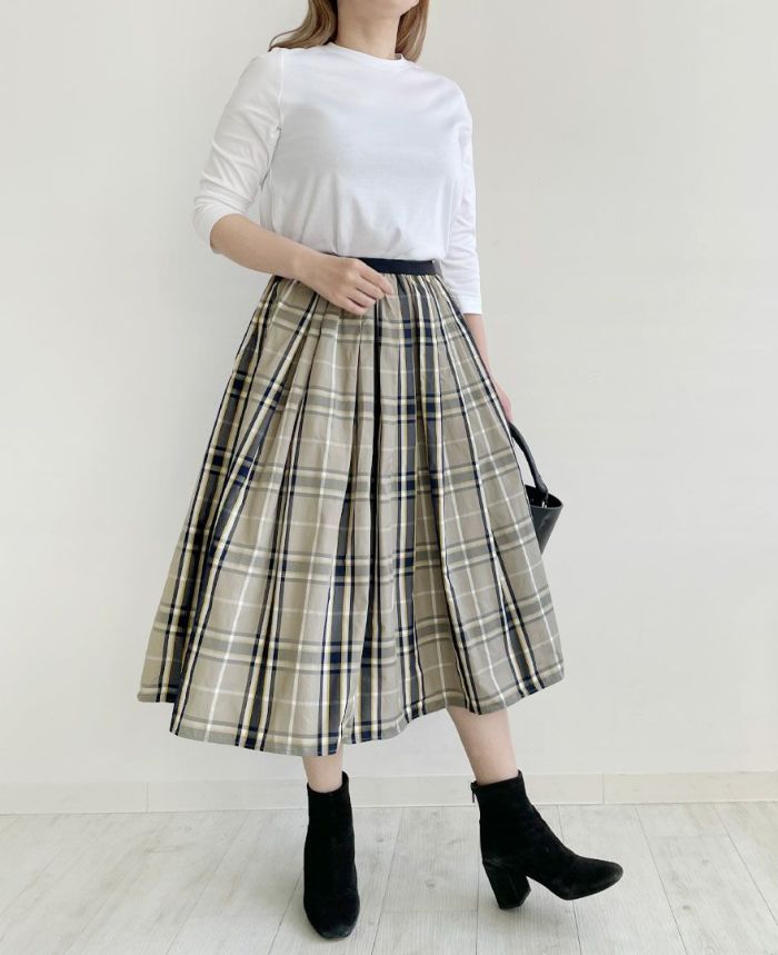 TRECODE（トレコード）の神戸・山の手スカートチェック柄スカートとシンプルな白のトップスと合わせてお洒落コーディネートに。