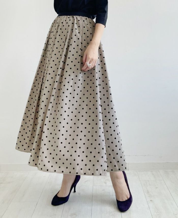 ドットの黒とのコントラストがはっきりしていてお洒落アップのフレアスカート