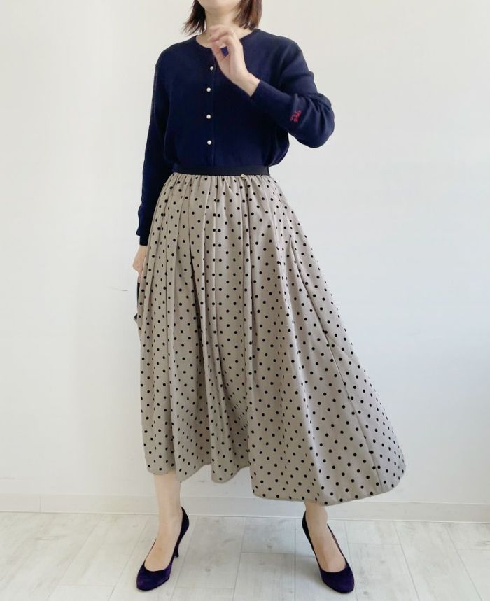 黒のカーディガンと合わせてシンプルに。ベルベットのようなドット柄が上品さをプラス。