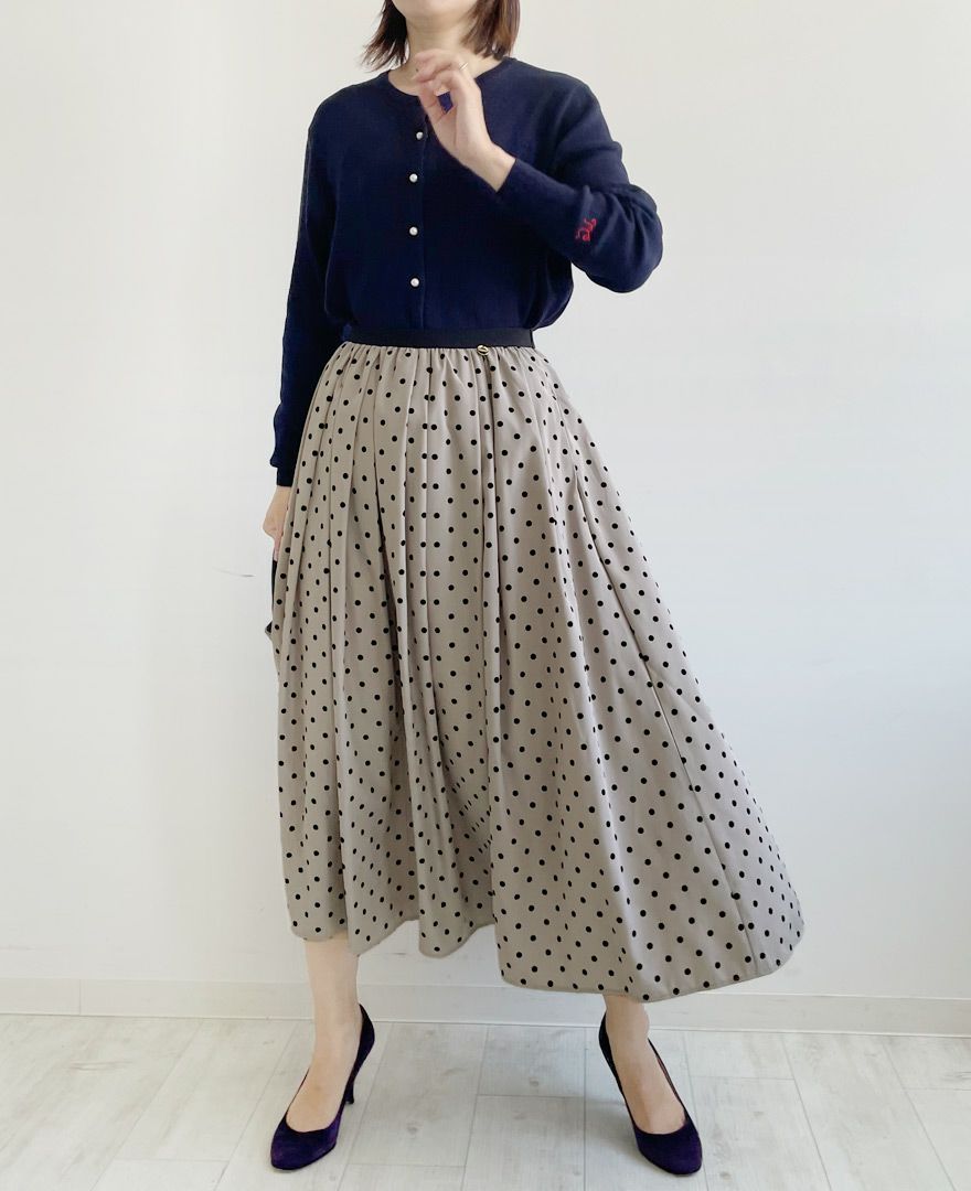 黒のカーディガンと合わせてシンプルに。ベルベットのようなドット柄が上品さをプラス。
