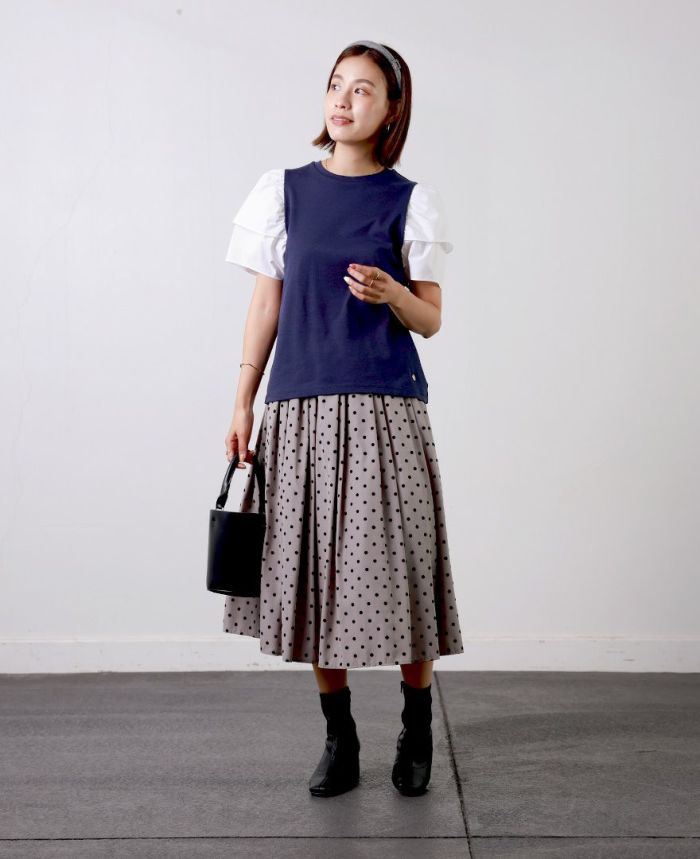 黒のカーディガンと合わせてシンプルに。ベルベットのようなドット柄が上品さをプラス。