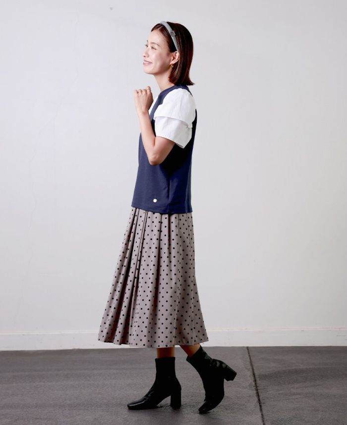 黒のカーディガンと合わせてシンプルに。ベルベットのようなドット柄が上品さをプラス。