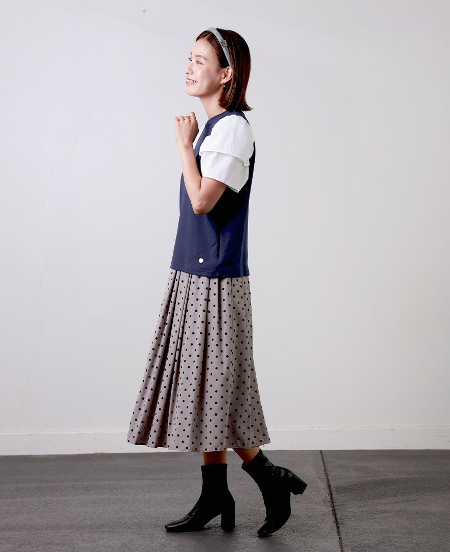 黒のカーディガンと合わせてシンプルに。ベルベットのようなドット柄が上品さをプラス。