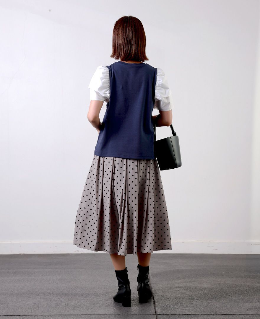 黒のカーディガンと合わせてシンプルに。ベルベットのようなドット柄が上品さをプラス。