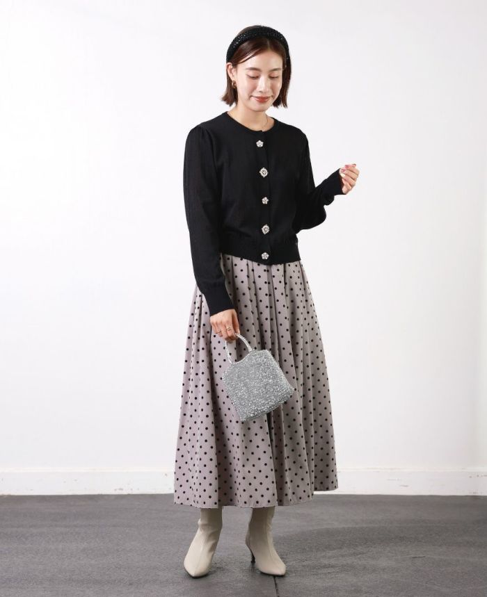 黒のカーディガンと合わせてシンプルに。ベルベットのようなドット柄が上品さをプラス。