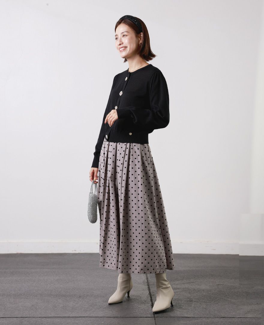 黒のカーディガンと合わせてシンプルに。ベルベットのようなドット柄が上品さをプラス。