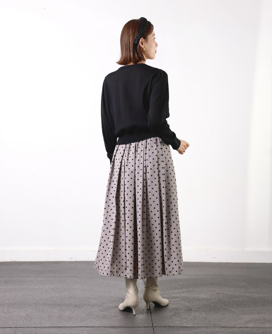 黒のカーディガンと合わせてシンプルに。ベルベットのようなドット柄が上品さをプラス。