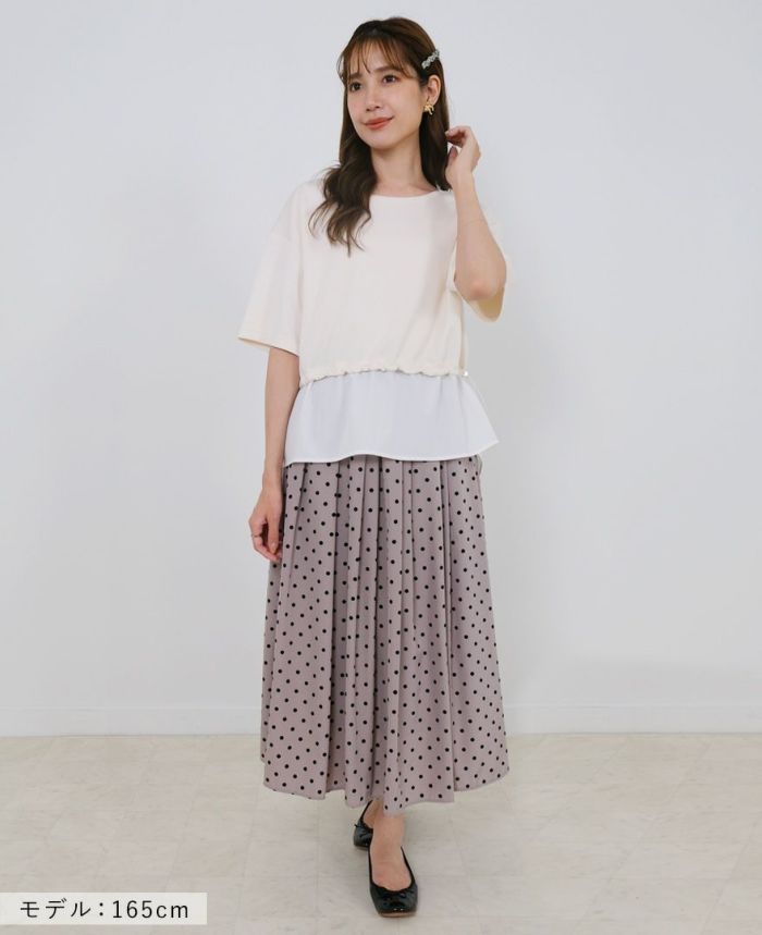 黒のカーディガンと合わせてシンプルに。ベルベットのようなドット柄が上品さをプラス。