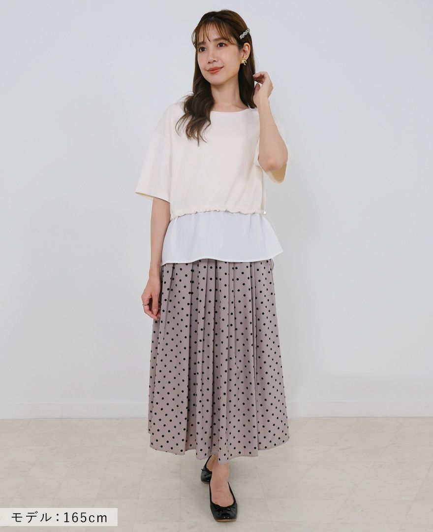 黒のカーディガンと合わせてシンプルに。ベルベットのようなドット柄が上品さをプラス。