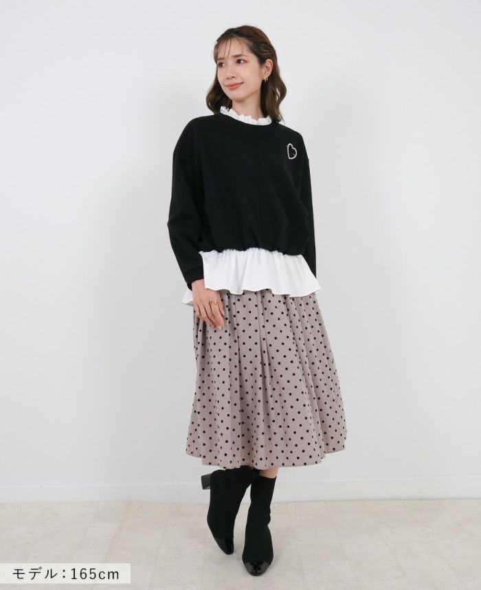 黒のカーディガンと合わせてシンプルに。ベルベットのようなドット柄が上品さをプラス。