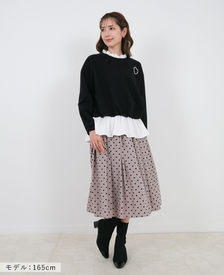 黒のカーディガンと合わせてシンプルに。ベルベットのようなドット柄が上品さをプラス。