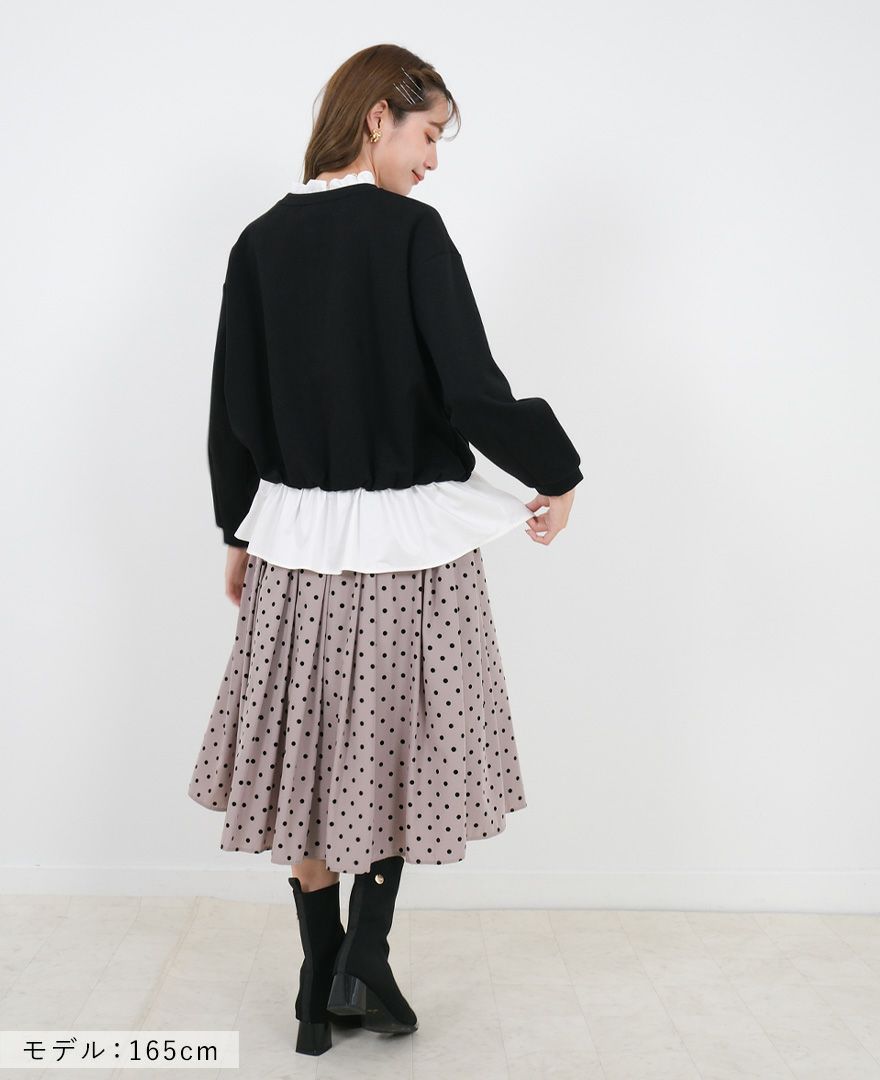 黒のカーディガンと合わせてシンプルに。ベルベットのようなドット柄が上品さをプラス。