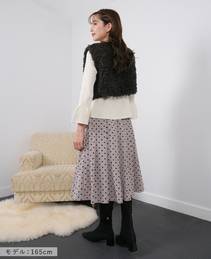 黒のカーディガンと合わせてシンプルに。ベルベットのようなドット柄が上品さをプラス。