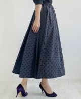 ダークグレーと黒のドット柄が相まって上品さ溢れるフレアスカート