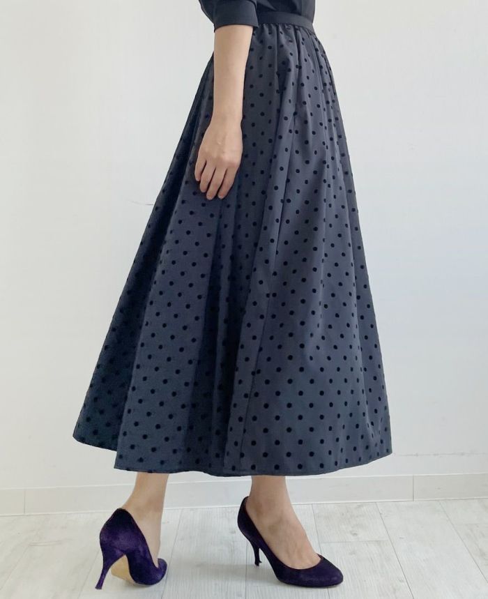 ダークグレーと黒のドット柄が相まって上品さ溢れるフレアスカート