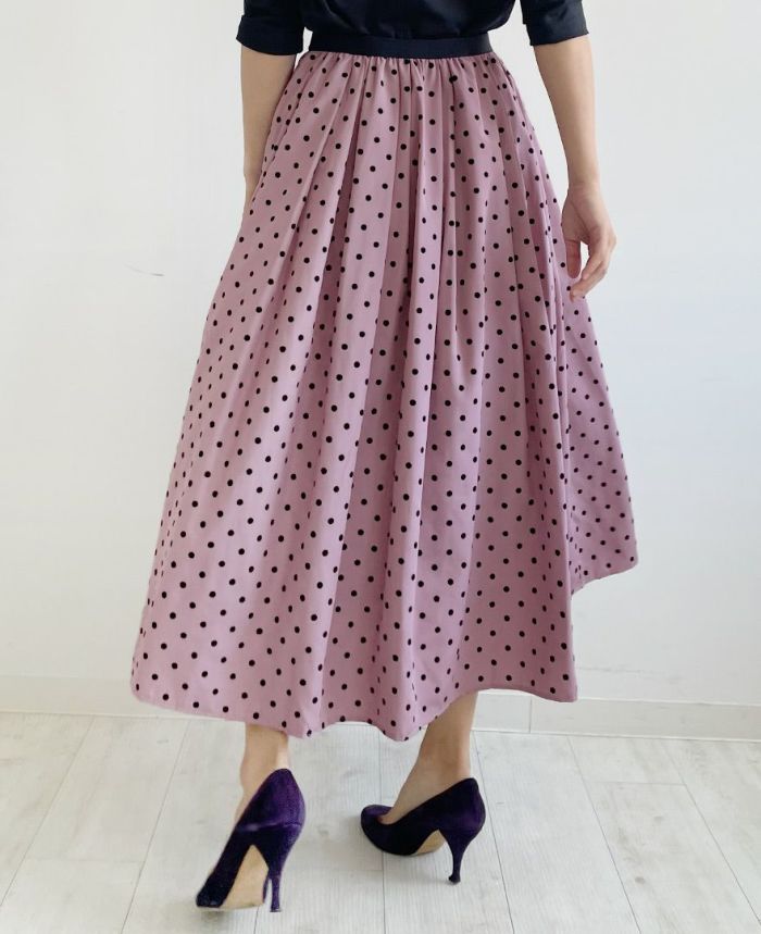 派手すぎない色味のピンクと絶妙なサイズのドット柄はコーディネートにも取り入れやすいTRECODE（トレコード）のフレアスカート