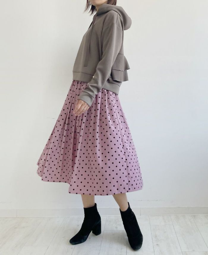グレーのフリルパーカーと合わせてカジュアルコーディネート