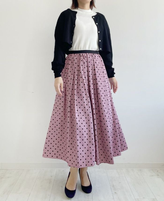 白のトップスをインして黒のカーディガンを羽織った気品溢れるコーディネート。