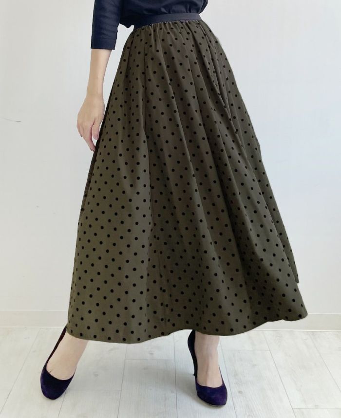 柔らかな色味で綺麗なAラインシルエットのフレアスカート