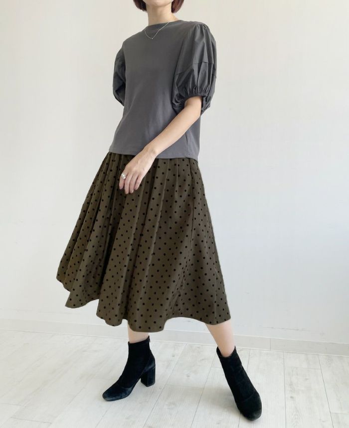 TRECODE（トレコード）のバルーン袖バックリボンTシャツグレーと合わせて大人カジュアルなコーディネート