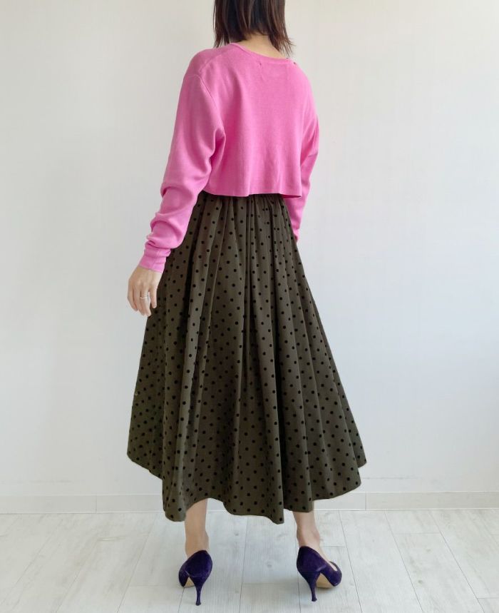 ピンクのトップスと合わせてフェミニンな印象のコーディネート